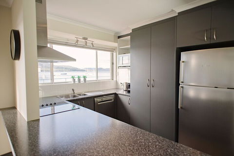 Waterfront Holiday Home Esplanade 54 - Queensland Tourism 3