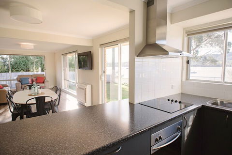 Waterfront Holiday Home Esplanade 54 - Queensland Tourism 4