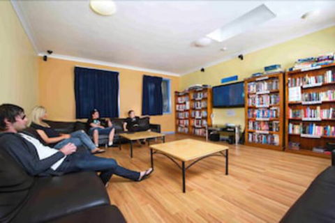 Cronulla Beach Backpackers - QLD Tourism 0