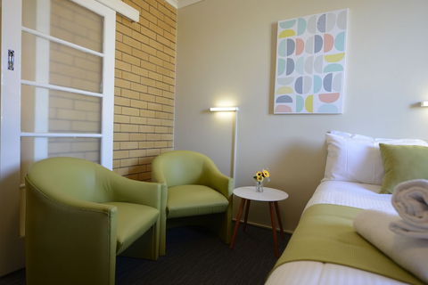 Sea Lake Motel - QLD Tourism 4