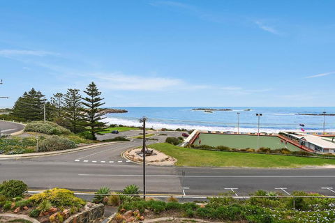 The Dolphins Beachfront Apartments - Queensland Tourism 6