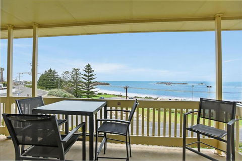 The Dolphins Beachfront Apartments - Queensland Tourism 3