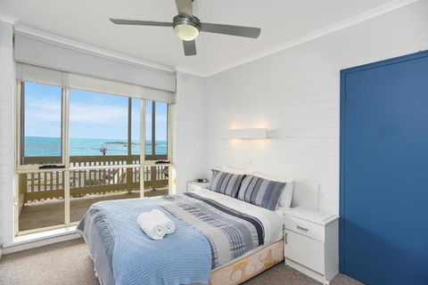 The Dolphins Beachfront Apartments - Queensland Tourism 1
