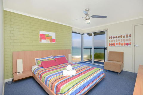 South Seas Beachfront Apartments - Queensland Tourism 6