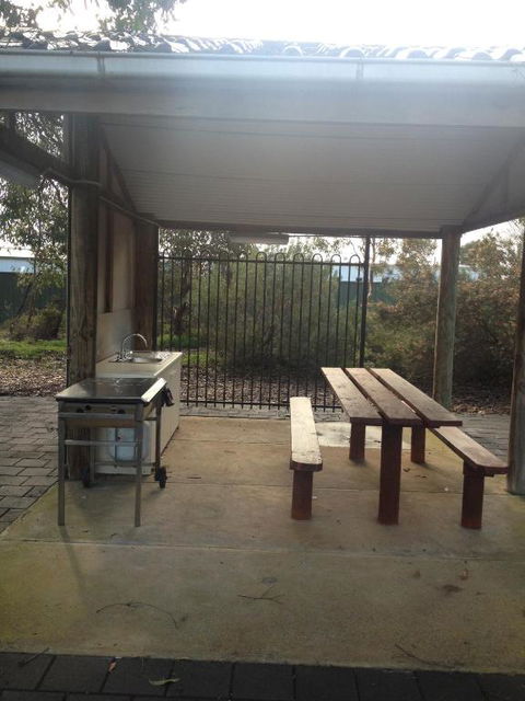 Parndana Hotel Cabins - Queensland Tourism 6