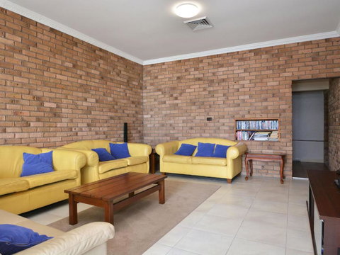 The House On The Lake At Fishing Point Lake Macquarie Honestly Put The Line In & Catch Fish - QLD Tourism 1