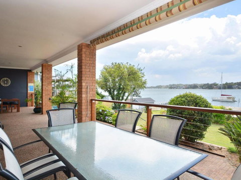 The House On The Lake At Fishing Point Lake Macquarie Honestly Put The Line In & Catch Fish - QLD Tourism 4