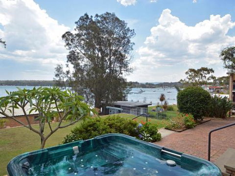 The House On The Lake At Fishing Point Lake Macquarie Honestly Put The Line In & Catch Fish - QLD Tourism 2