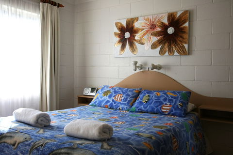 Lake Edge Holiday Units - QLD Tourism 1
