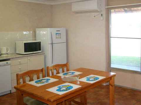 Lake Edge Holiday Units - QLD Tourism 0