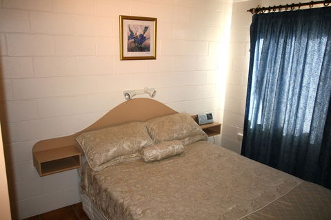 Lake Edge Holiday Units - QLD Tourism 4