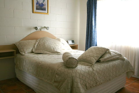 Lake Edge Holiday Units - QLD Tourism 5