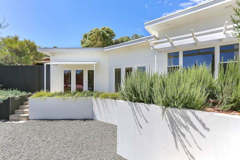 Barossa White House - Queensland Tourism 0