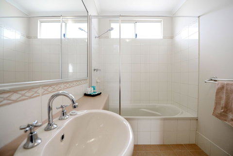 Wavecrest Village & Tourist Park - QLD Tourism 4