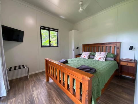 Mena Creek Flower House - Queensland Tourism 3