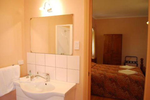 Osteria Sanso B & B - Queensland Tourism 5