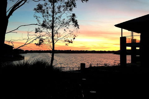 Deluxe Lake View House - Queensland Tourism 3