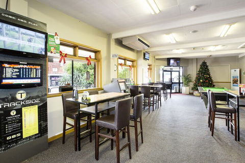 Nightcap At Hume Hotel - QLD Tourism 4