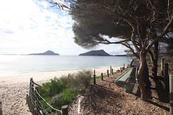 Beachfront Shoal Bay - QLD Tourism 0