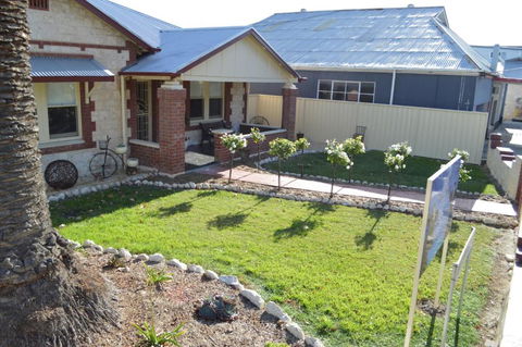 Two Cow Cottage Bed & Breakfast - QLD Tourism 4