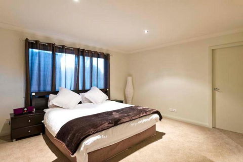Blue Cliff Retreat - Queensland Tourism 1