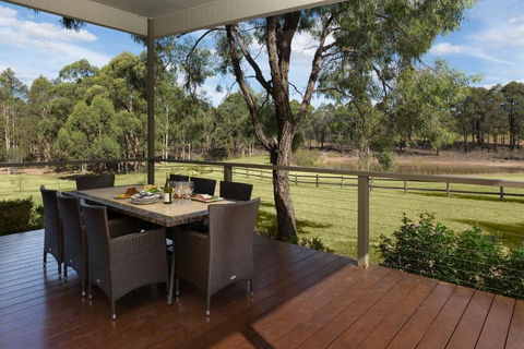 Blue Cliff Retreat - Queensland Tourism 3
