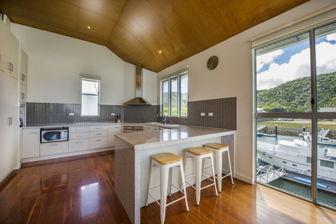 Waters Edge Townhouse 2 - QLD Tourism 3