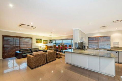 Perth Luxury Accommodation - Queensland Tourism 2
