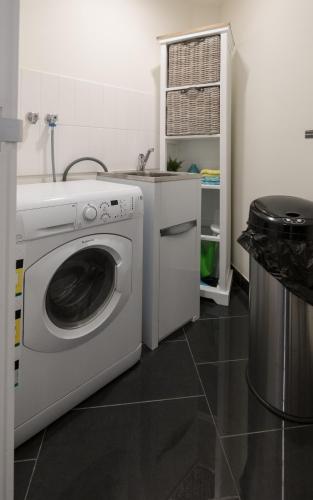 Waterfront Apartments Marinaquays Apt 221 & Apt 234 - Queensland Tourism 1