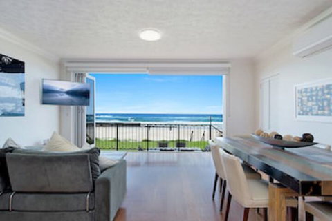 Beachfront Palm Beach Townhouse - QLD Tourism 0