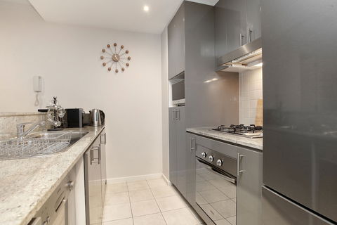 StayCentral On Nott St - Queensland Tourism 3