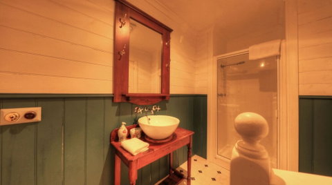 Grace's Spa Cottage - Queensland Tourism 5
