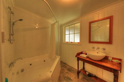 Grace's Spa Cottage - Queensland Tourism 3