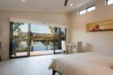 Still Earth - Queensland Tourism 0