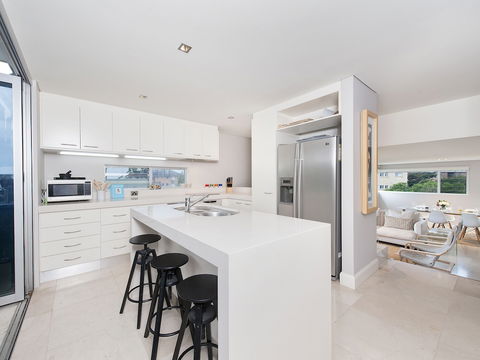 The Penthouse At Little Beach - QLD Tourism 1