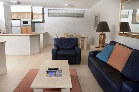 Anglesea Beachfront Court Holiday Units - Queensland Tourism 6