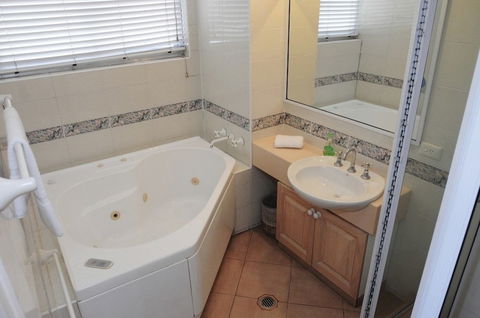Anglesea Beachfront Court Holiday Units - Queensland Tourism 2