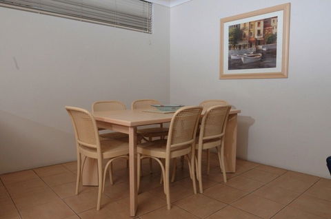 Anglesea Beachfront Court Holiday Units - Queensland Tourism 3