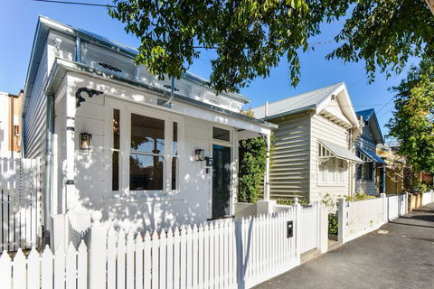 Boutique Stays County Down Port Melbourne - Queensland Tourism 1