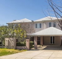 Inner Western Suburbs Retreat - Queensland Tourism