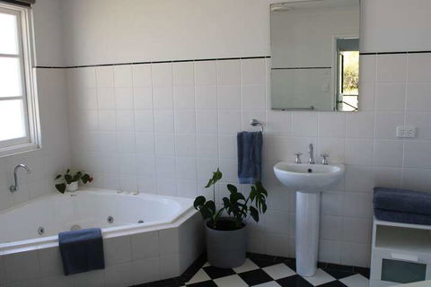 Vineyard Cottage At Upper Reach Winery - Queensland Tourism 2