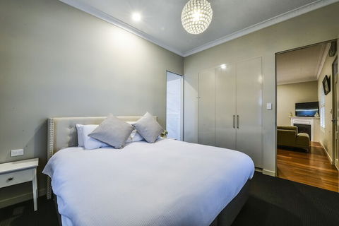 Aloha Luxury Central Apartments - Queensland Tourism 4
