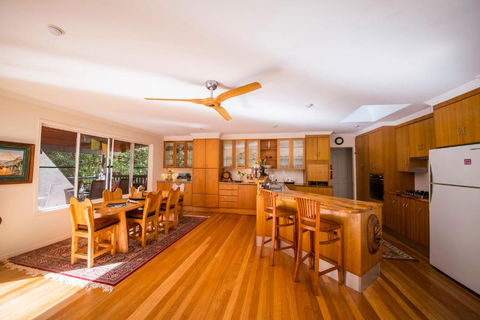 The Tree House. Treetop Living Near The Ocean Coolum Beach QLD Australia - Queensland Tourism 3