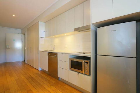 Lagoon Pool 2 Bedroom Spa Suite - QLD Tourism 3