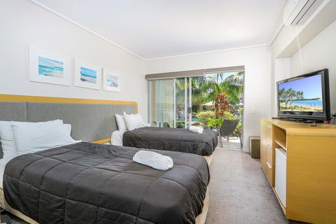 Lagoon Pool 2 Bedroom Spa Suite - QLD Tourism 1