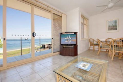 2 Bedroom Apartment Little Hut Unit 3 20 Kurrawa Close - QLD Tourism 0