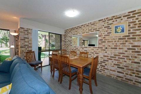 Bay Parklands Unit 22 / 2 Gowrie Avenue - QLD Tourism 5