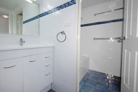Bay Parklands Unit 22 / 2 Gowrie Avenue - QLD Tourism 0