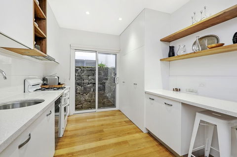 Boathouse Apartment - Queensland Tourism 5
