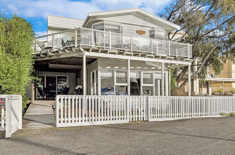 Boathouse Apartment - Queensland Tourism 0